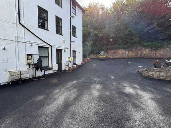 Finished tarmac driveway in West London